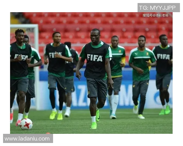 非洲足球球星闪耀绿茵场中场核心引领团队激情逐梦